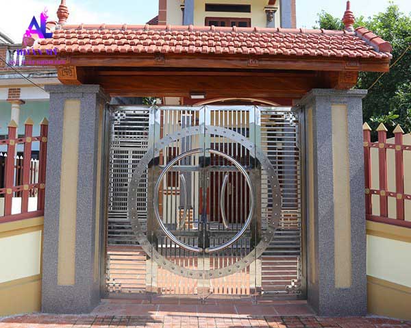 Mẫu cổng nhà cấp 4 đẹp bằng inox